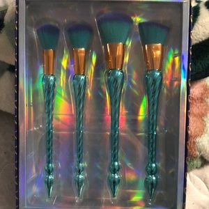 4 makeup brushes